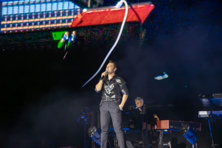 Tiziano Ferro incanta Messina, tripudio di musica e colori per i 40.000 presenti al Franco Scoglio