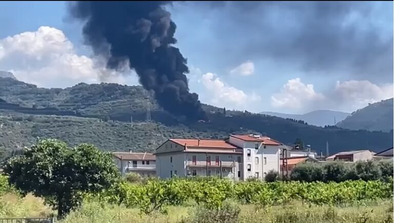 Vasto incendio in un deposito rifiuti tra Torrenova e San Marco d’Alunzio, nessun  ferito – VIDEO