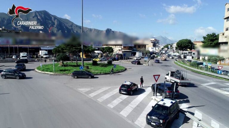 Palermo: vio­la la sor­ve­glian­za spe­cia­le in com­pa­gnia di al­tri pre­giu­di­ca­ti, trovati col­tel­li e dro­ga in auto