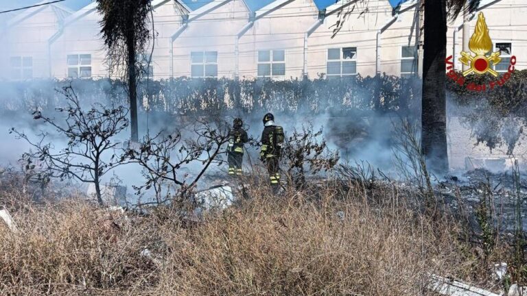 Messina, rogo di sterpaglie e rifiuti in via Galvani