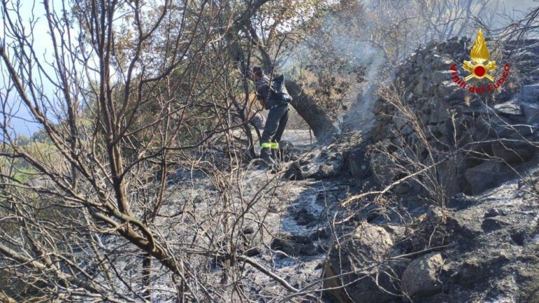 Incendio a Filicudi. In fumo alcuni ettari di macchia mediterranea