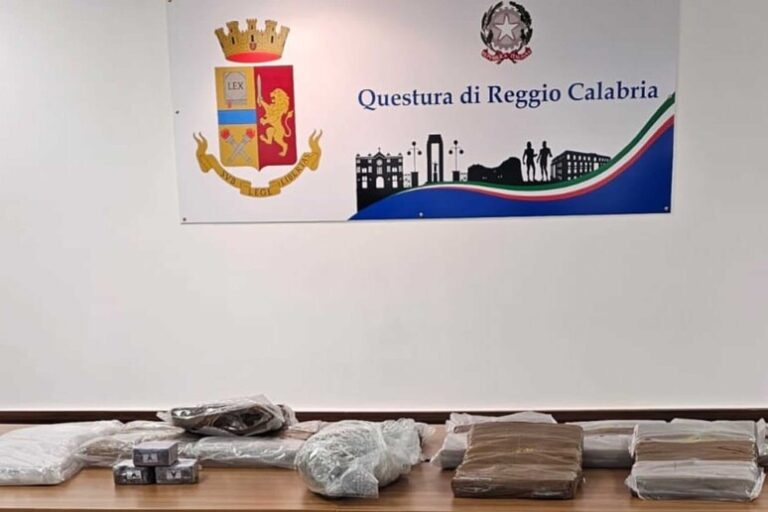 Pronto ad imbarcarsi per la Sicilia con 65kg di hashish in auto, arrestato corriere della droga