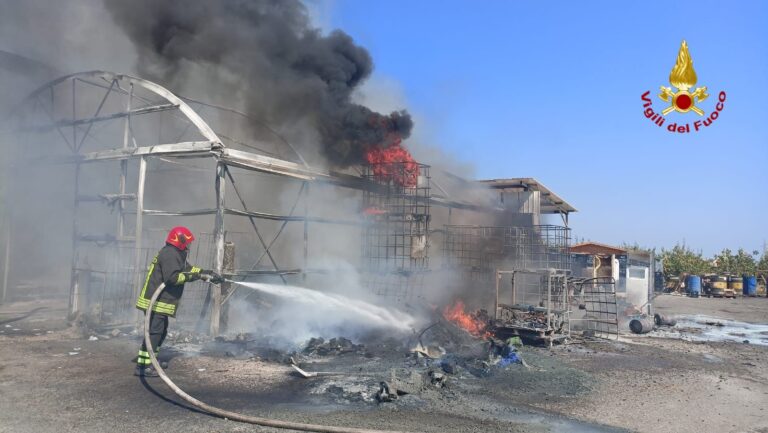 Milazzo, incendio in un deposito di bevande. Sul posto due squadre dei vigili del fuoco