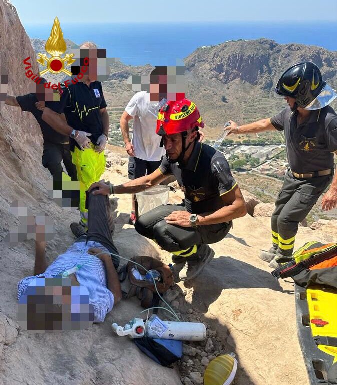 Vulcano, bloccato in un anfratto per un principio di infarto. Turista salvato dai Vigili del Fuoco