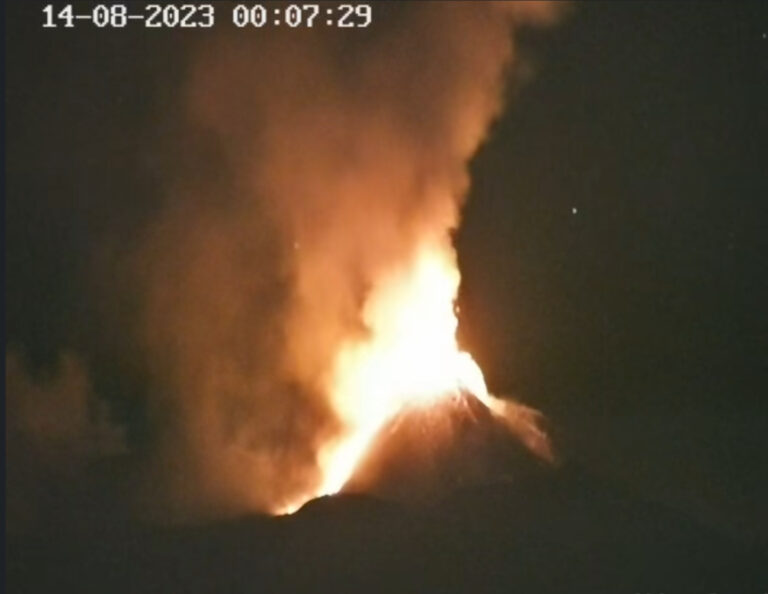 Etna in eruzione, chiuso l’aeroporto di Fontanarossa fino alle 20 di oggi