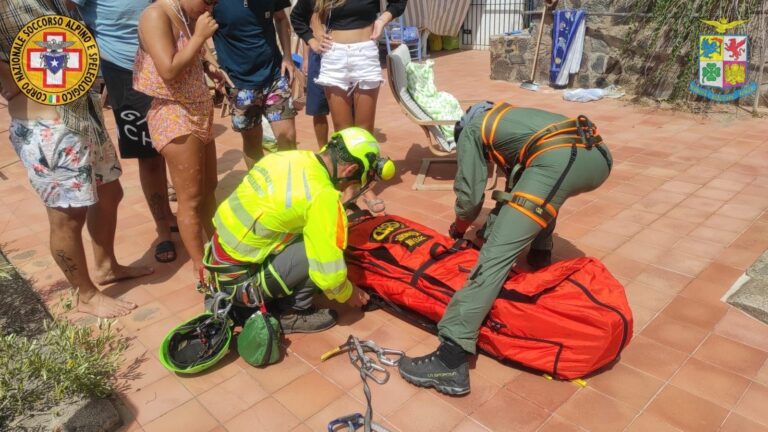 Si sente male durante una escursione a Salina, turista 22enne soccorsa con l’elicottero