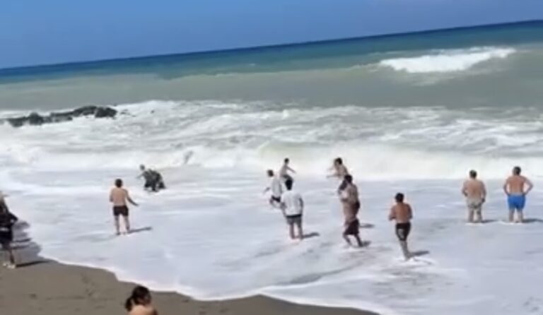 Capo d’Orlando – Si tuffa in mare e rischia di annegare, eroico salvataggio di alcuni bagnanti