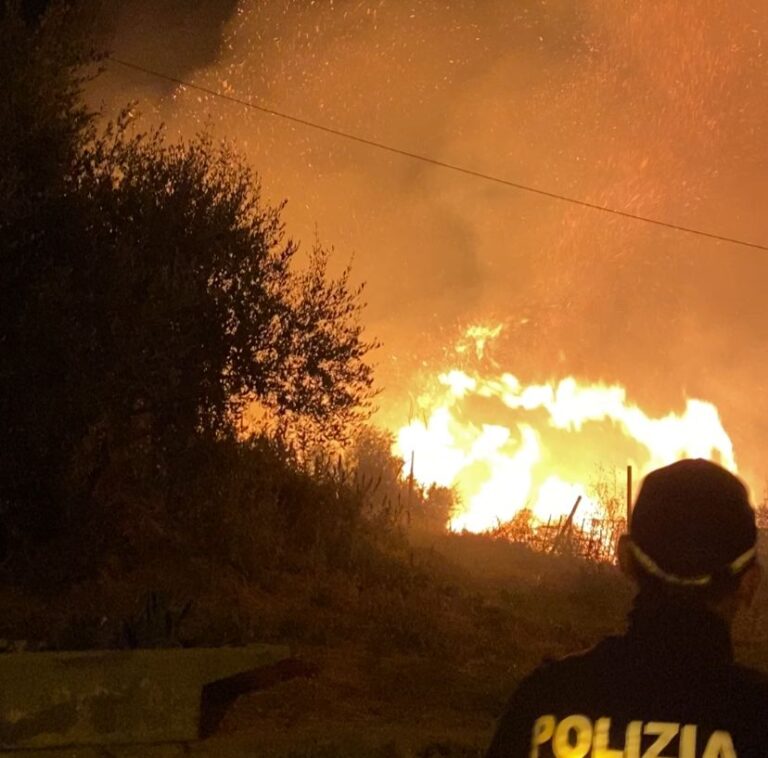 Naso – Fiamme in contrada Malò, ore di angoscia. Probabile la mano dei piromani