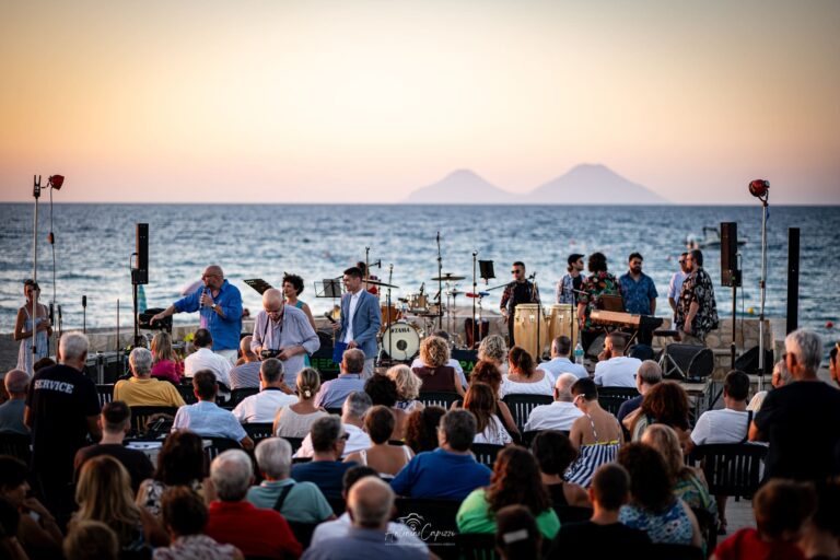 Brolo Doc Jazz Festival – Tanto pubblico per la prima serata, con la musica al tramonto sul mare – VIDEO