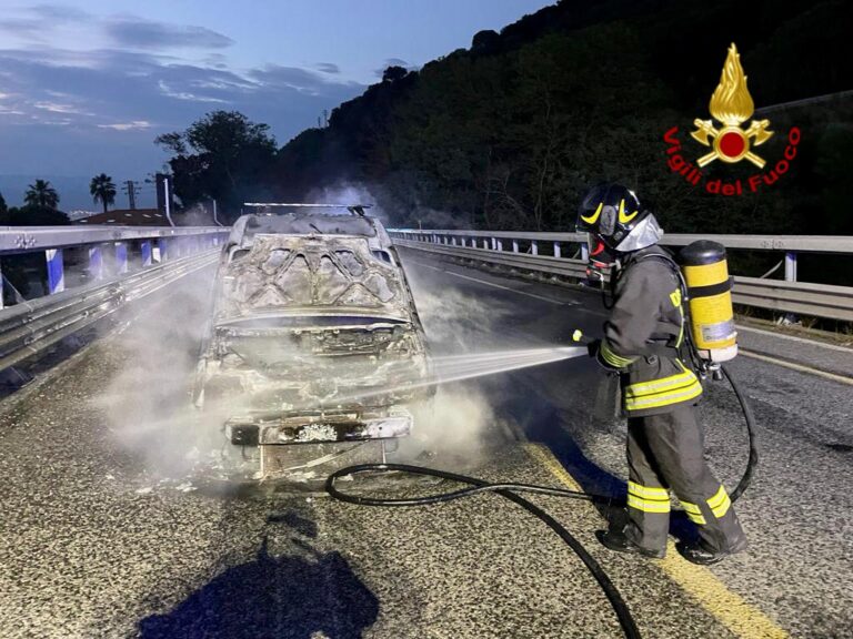 Auto prende fuoco sulla Tangenziale di Messina, Vigili del Fuoco mettono in sicurezza l’area