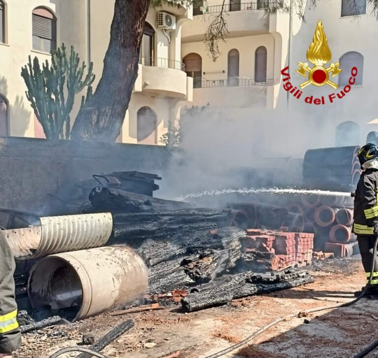 Barcellona Pozzo di Gotto – Incendio in un deposito di materiale edile, al lavoro i Vigili del Fuoco