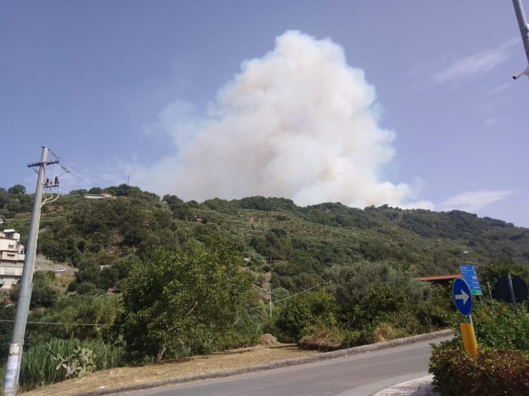 Sinagra, incendio in località Crispo. Oggi allerta rossa per il rischio incendi sulla fascia tirrenica