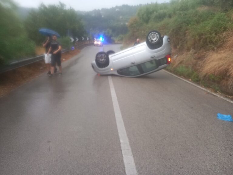 Auto si ribalta sulla SS116 tra Capo d’Orlando e Naso, 60enne trasferita in ospedale