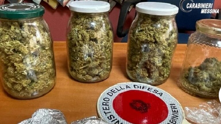 Marijuana nascosta nei vasetti della dispensa in cucina, arrestato 62enne