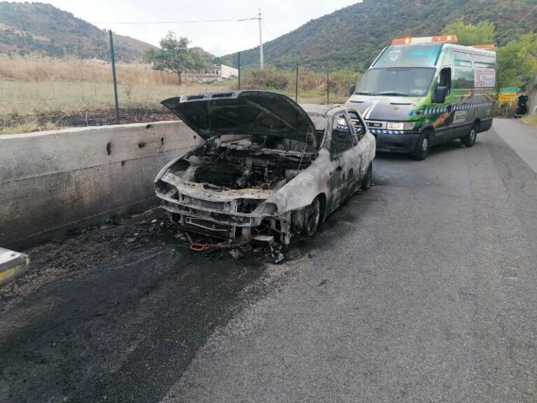 Patti: auto distrutta da un incendio sulla strada verso la frazione Mongiove