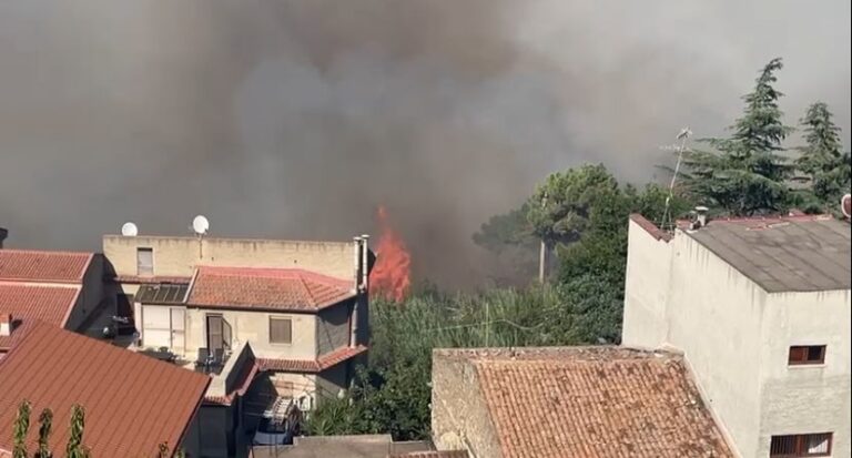 Incendi, situazione preoccupante a Militello Rosmarino, evacuata la zona del Castello