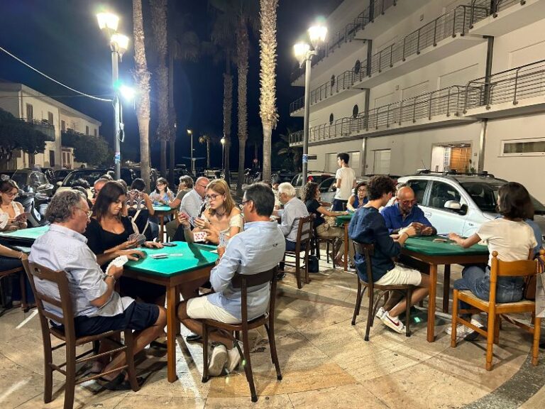 Capo d’Orlando: torneo di carte in piazza Caracciolo, poco sforzo economico e grande socializzazione