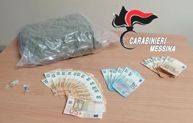 In giro alla guida senza la patente e con oltre 1.7 kg di marijuana. Giovane pusher messinese arrestato dai carabinieri