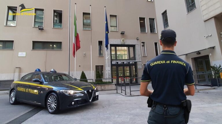 93 indagati per una maxi-truffa sul Reddito di Cittadinanza. Arrestato impiegato di una partecipata della Regione