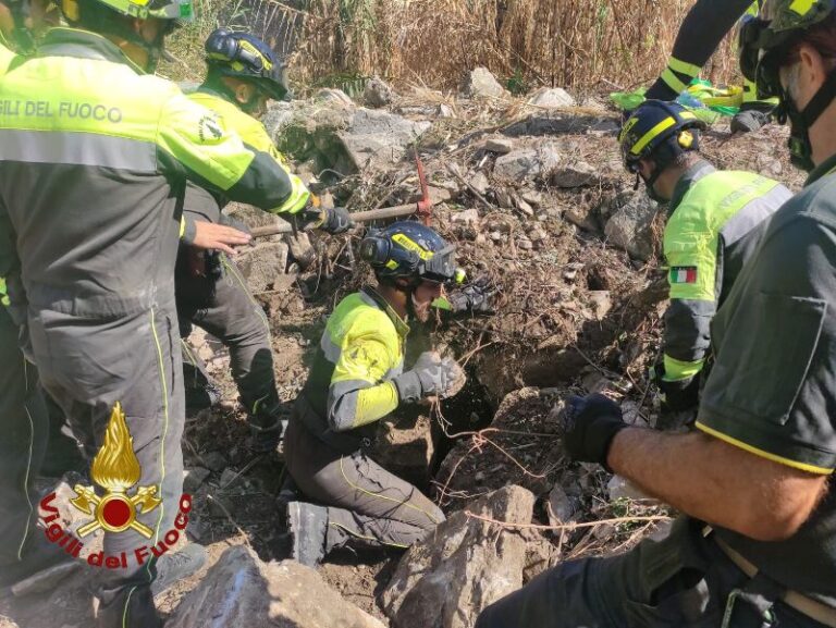 Mazzarrà Sant’Andrea: i vigili del fuoco hanno recuperato un cane rimasto incastrato in un muro del torrente Mazzarrà