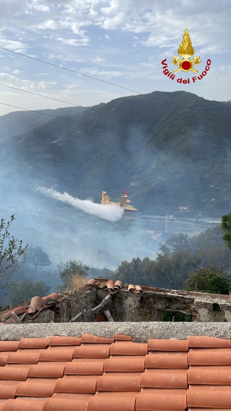 Piraino: per l’incendio di contrada Salinà sono impegnati anche due canadair ed un elicottero