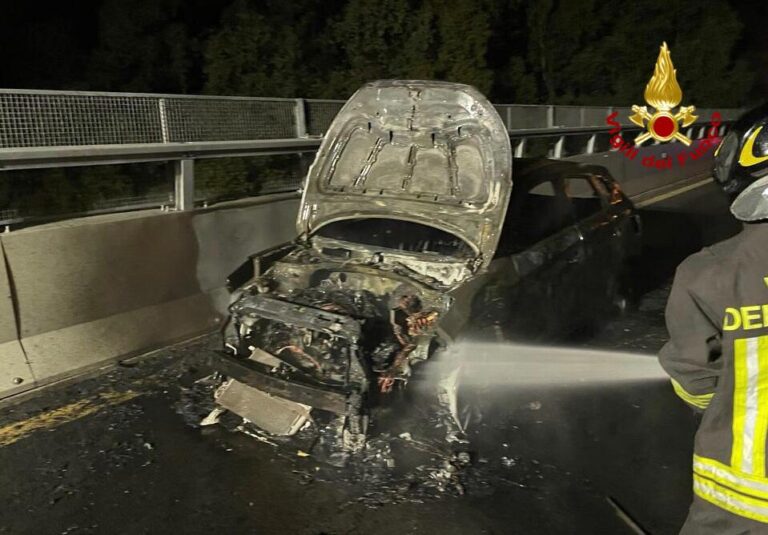 Messina, auto prende fuoco in Tangenziale: illeso il conducente