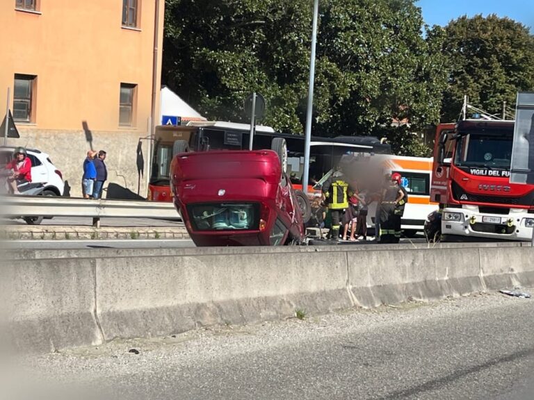 Messina, rocambolesco incidente in viale Giostra. Auto cappottata