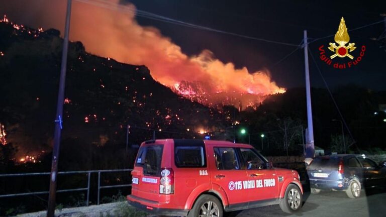 Inferno di fuoco nel Messinese. Incendi a Gioiosa Marea e Villafranca Tirrena. A20 chiusa tra Villafranca e Milazzo