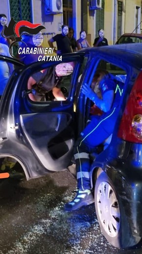 Catania, impatta contro muro, scoppiano gli airbags e sviene in auto. 45enne salvata dai Carabinieri