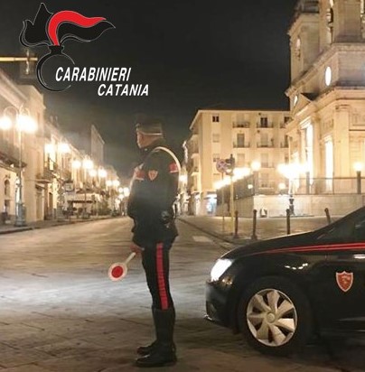 Rapina un uomo della sua auto e si lancia in una folle fuga dai Carabinieri nel centro di Giarre. 39enne arrestato