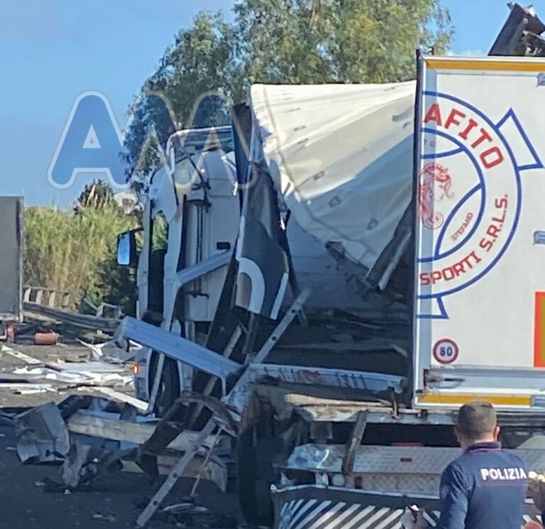 A20, incidente stradale tra Milazzo e Barcellona in direzione Messina. Coinvolti due mezzi pesanti