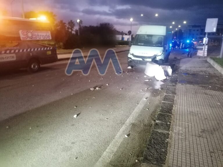 Sant’Agata Militello, furgone impatta contro barriera new jersey in cemento. Conducente lievemente ferito