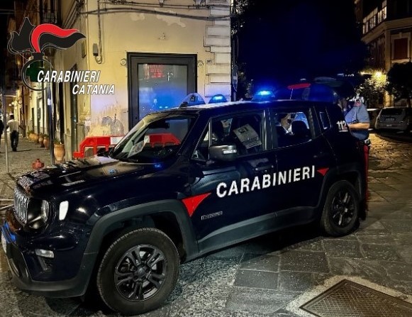 Un commento di troppo su un cappellino e scoppia una violenta lite in pieno centro. 4 giovanissimi denunciati a Biancavilla