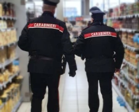 Ruba per due giorni consecutivi nello stesso supermercato, arrestata 48enne messinese