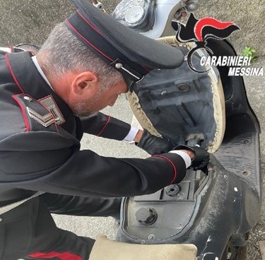 29enne su uno scooter senza patente e con la droga: tenta di scappare ma urta l’auto dei Carabinieri, che lo arrestano