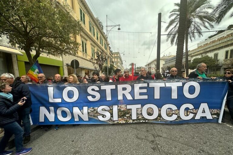 Migliaia di cittadini a Piazza Cairoli per dire “No al Ponte – Lo Stretto non si tocca”