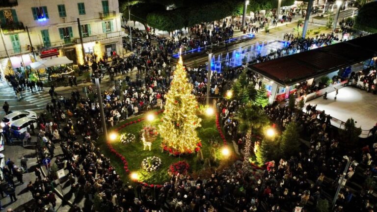 Il sindaco Federico Basile da il via al programma di “Immagina Messina 2023” con l’accensione degli alberi di Natale