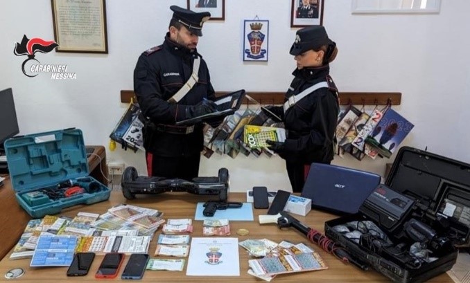 Lipari, droga e refurtiva in casa. Arrestati tre giovani