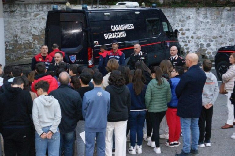 Studenti in visita alla caserma dei carabinieri di Patti