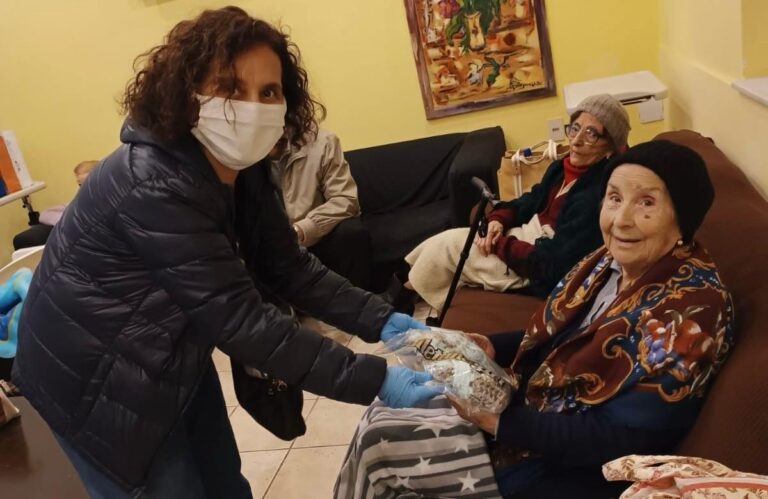 L’associazione “le radici del cuore di Falcone” dona alla casa di riposo Villa Charlie delle mantelline per gli ospiti