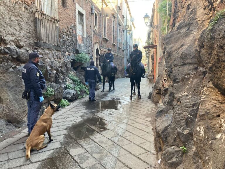 Catania, controlli a tappeto della Polizia a San Berillo Vecchio