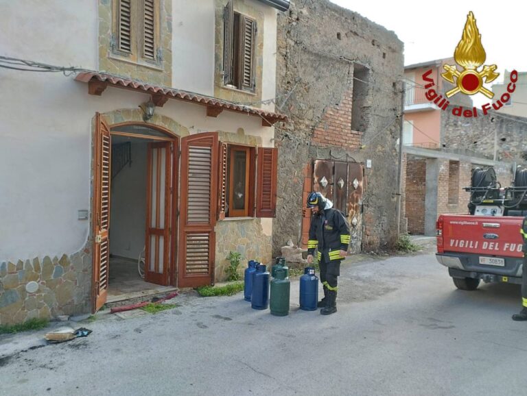 Barcellona P.G. – Tenta di spegnere un incendio in cucina e rimane ustionato. Intervengono i Vigili del Fuoco