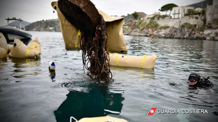 Lipari – Ferro e cemento nei fondali di Marina Corta: Guardia Costiera rimuove 27 tonnellate di rifiuti