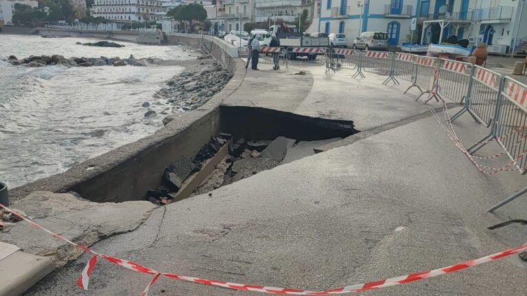 Capo d’Orlando – Crolla un pezzo di strada a San Gregorio, voragine in piazza M. Damiano