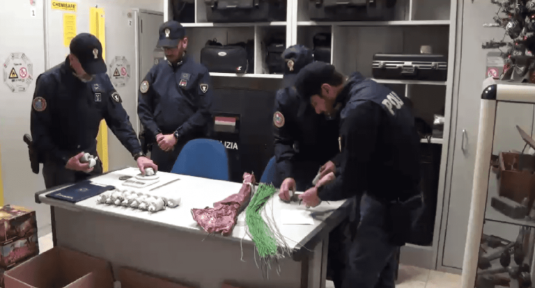 Scoperta una fabbrica clandestina di fuochi d’artificio in un deposito di bibite: arrestato 35enne nel catanese