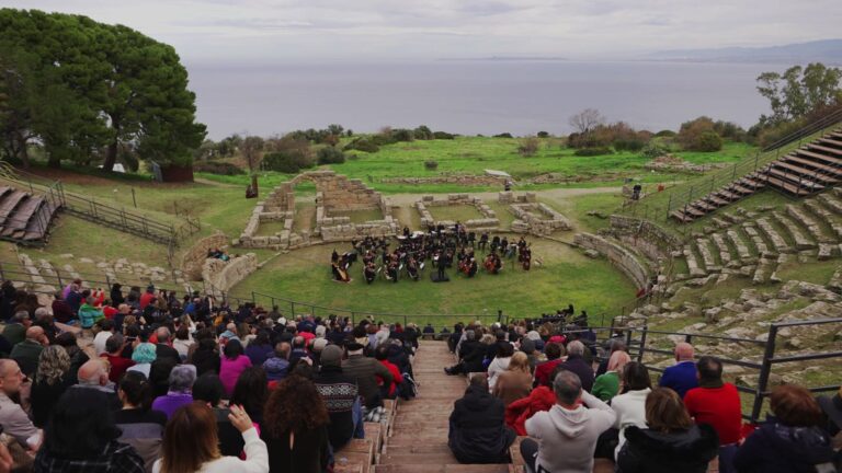 Un trionfo di luce, musica, mito: il gran concerto di capodanno al teatro greco di Tindari