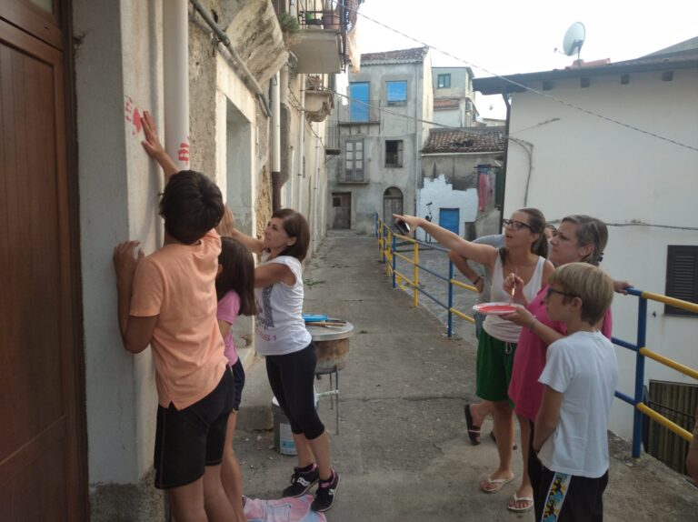 “A Militello la vita è a colori!” Una raccolta fondi per trasformare il piccolo Borgo in provincia di Messina