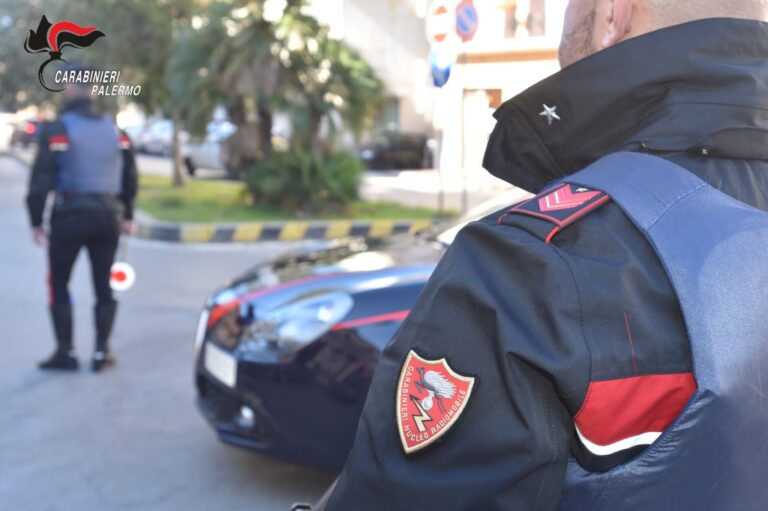 Palermo, prima tenta di ingannare i carabinieri, poi inizia una folle fuga per le vie della città. 24enne arrestato