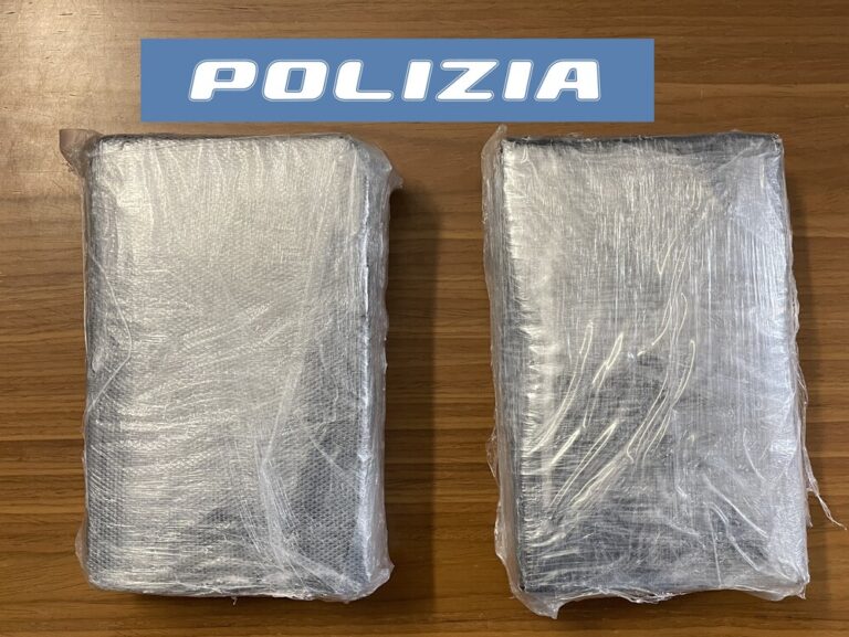 In auto da Catania alla Calabria per comprare la cocaina. Arrestati due giovani con 2 Kg di droga