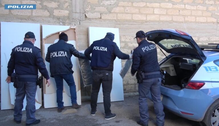 Niscemi, marijuana nascosta nei telai delle porte. Sequestrati 28 kg di droga e 3 persone arrestate